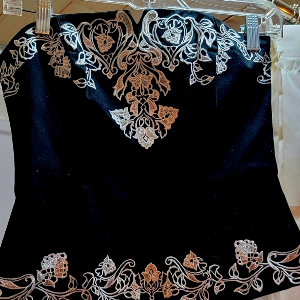 White House Black Market Black and White Embroidered Bustier Top Size 2